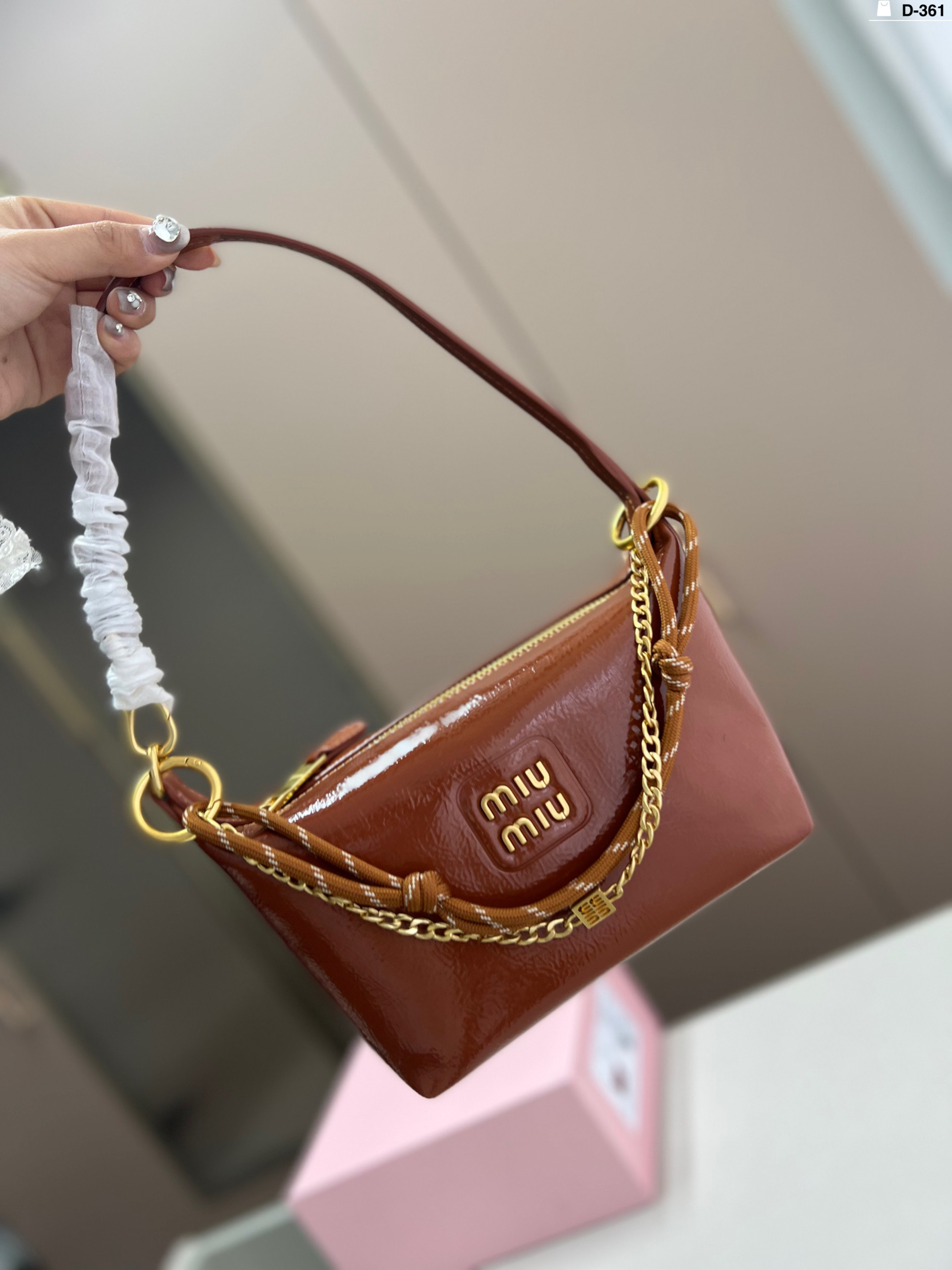תיק בסגנון MIU MIU