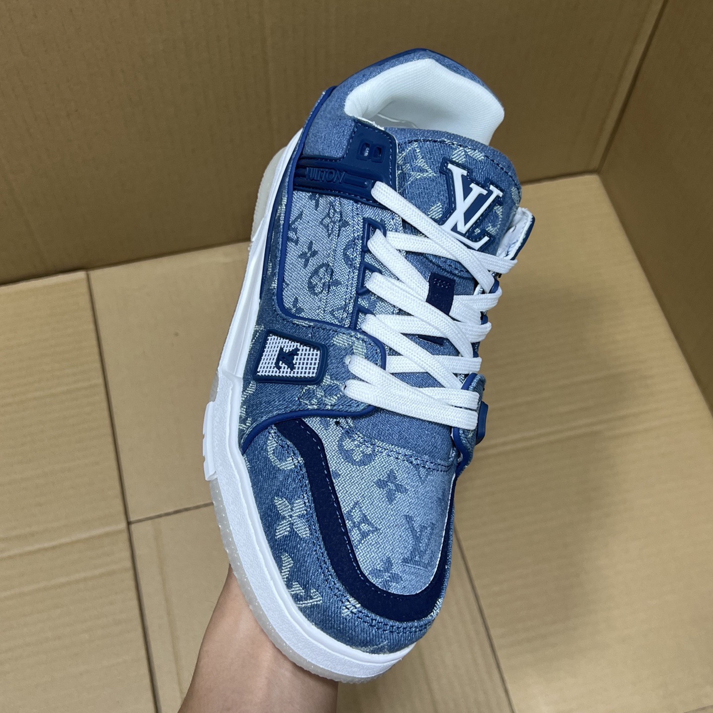 סניקרס ג׳ינס בסגנון Louis Vuitton